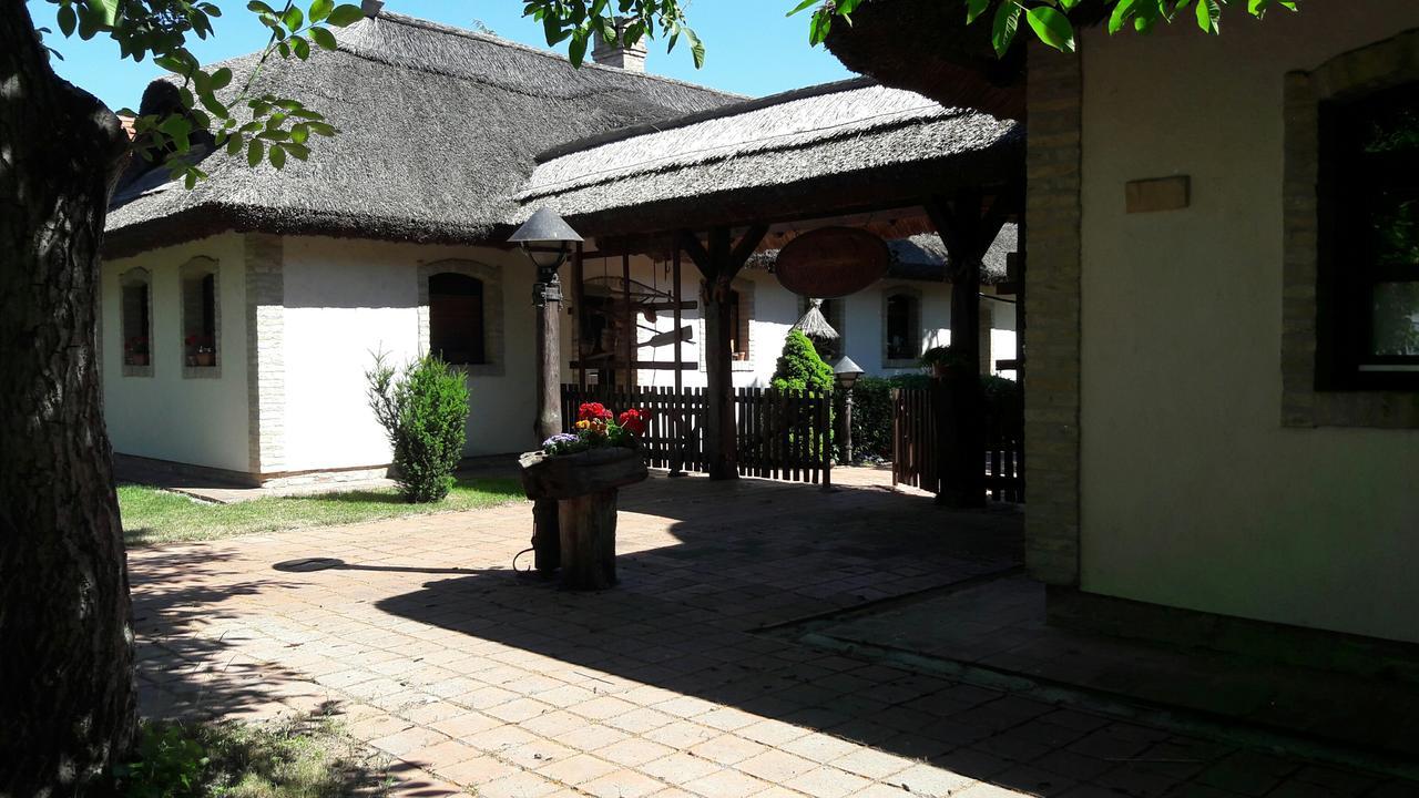 Hajoskert Vendeghaz Hotel Gonyu Ngoại thất bức ảnh